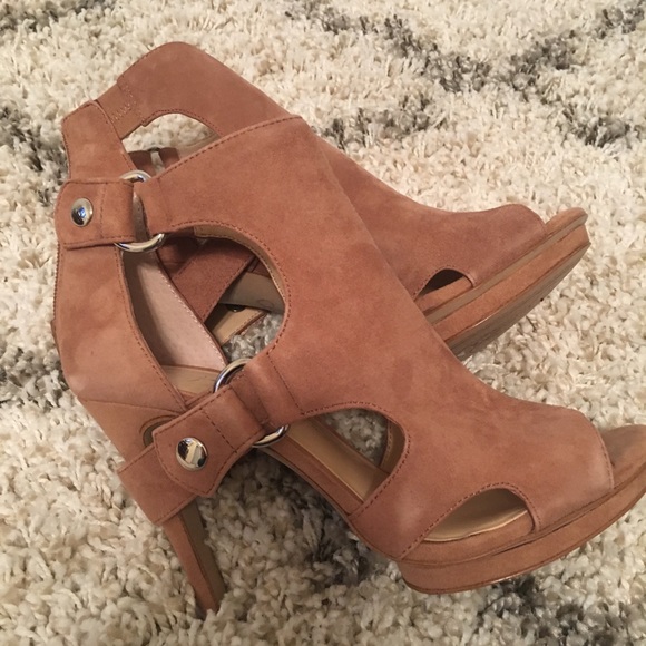 Heels - Picture 3 of 3